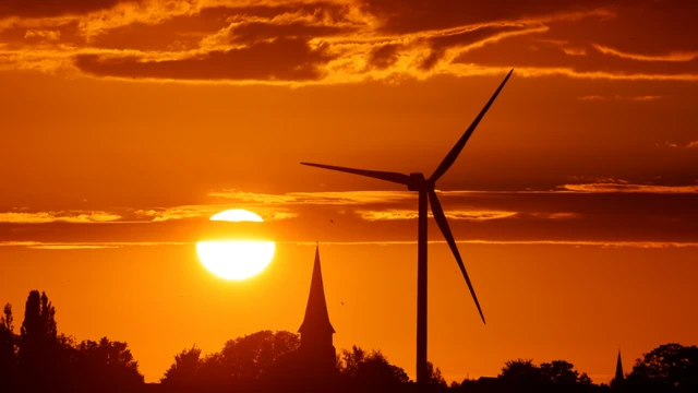 توربین بادی در هنگام غروب آفتاب در فرانسه