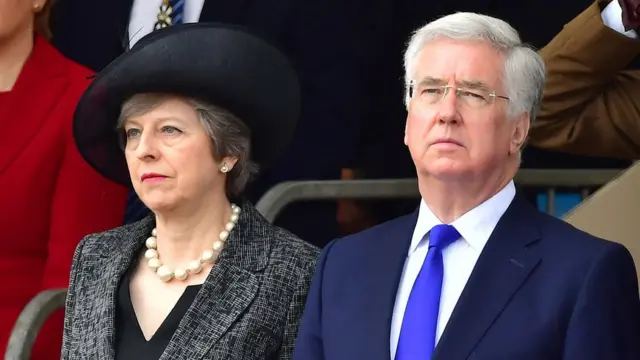 Thủ tướng Anh Theresa May (trái) và cựu Bộ trưởng Quốc phòng Michael Fallon tại m6o5t sự kiện hồi tháng 3