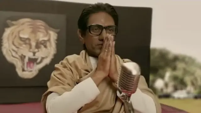 திரைப்படத்தில் பால் தாக்கரேவின் வாழ்க்கையில் நிகழ்ந்த சில முக்கிய அரசியல் நிகழ்வுகள் இடம்பெற்றுள்ளன