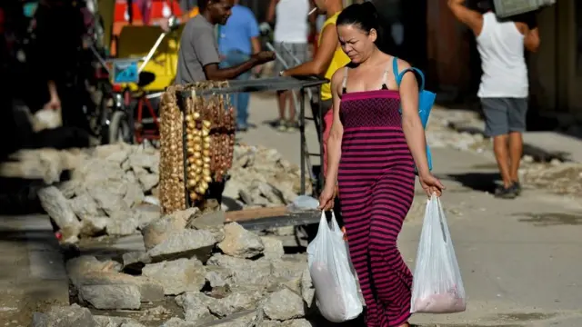 Mujer con bolsas de comida.