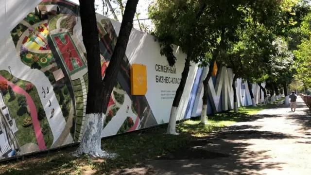 Қурилиш майдони девори