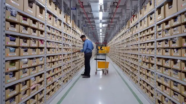 உலகப் பணக்காரருக்கும் இந்தியப் பணக்காரருக்கும் இடையே சிக்கி சிதையும் பிக் பஜார்