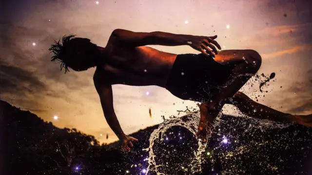 ภาพเด็กเดินอยู่บนน้ำ