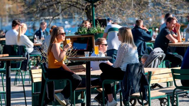 Pessoas em um café em Estocolmo