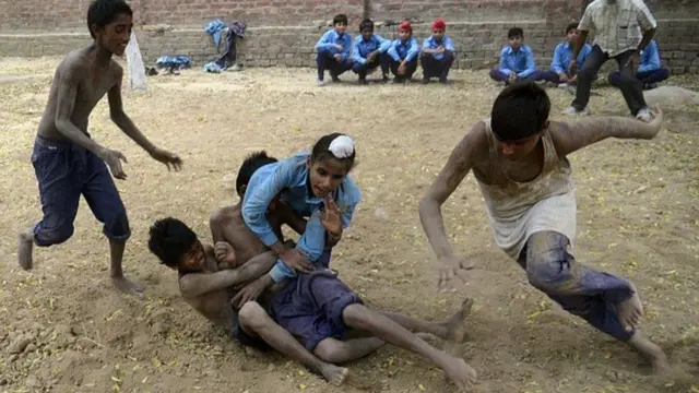 పంజాబ్‌లోని ఓ గ్రామంలో కబడ్డీ ఆడుతున్న చిన్నారులు