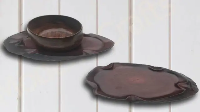 သစ်သားရဲ့ သဘာဝ ပုံစံ အတိုင်း ပန်းကန်နဲ့ ခွက်တွေကို ပုံဖော်ထား