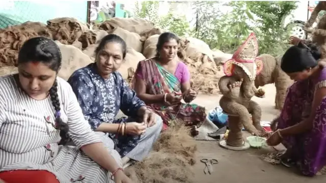નાળિયેરની કાચલી અને છોતરાંમાંથી આકર્ષક ચીજવસ્તુઓ બનાવે છે મહિલાઓ