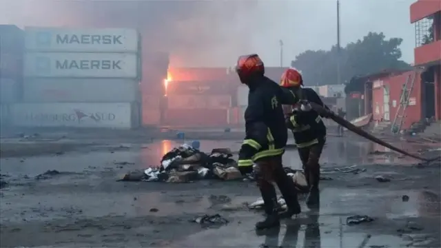 ডিপোতে আগুন লাগার পর সেখানে হাইড্রোজেন পারঅক্সাইড মজুদের তথ্য না জানানোর কারণে পরিস্থিতি ভয়াবহ হয় বলে দমকল বাহিনী বলেছে।