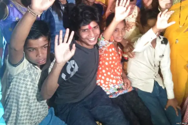 घरी परतल्यानंतर कुटुंबियांसह ललित