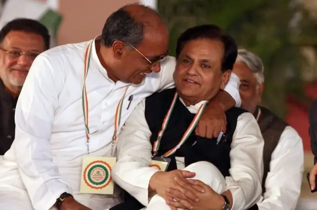 दिग्विजय सिंह यांच्यासोबत अहमद पटेल