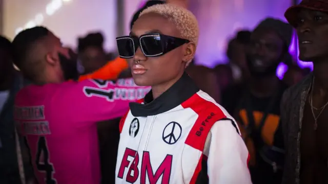 Un mannequin en coulisses dans les coulisses de la Fashion Week de Dakar à Dakar, au Sénégal, avec des bombardiers et des lunettes de soleil