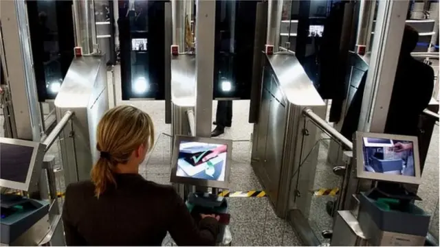 ই-পাসপোর্ট ব্যবহারে ব্যক্তিগত গোপনীয়তা ভঙ্গের আশঙ্কা করছেন অনেকে, কিন্তু বাংলাদেশের কর্মকর্তারা সেই আশঙ্কা নাকচ করে দিয়েছেন