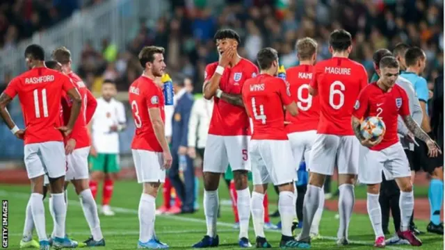 Les joueurs anglais ont décidé collectivement de continuer à jouer lorsqu'on leur a offert la possibilité de quitter le terrain.