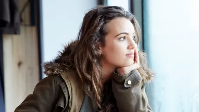 فتاة تفكر مليا