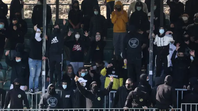 جانب من مشجعي بيتار القدس يحتجون على بيع نصف أسهم النادي لشيخ إماراتي