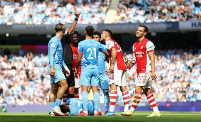 Referee give Xhaka red card