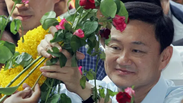 ทักษิณ ชินวัตร รับดอกไม้จากผู้สนับสนุน