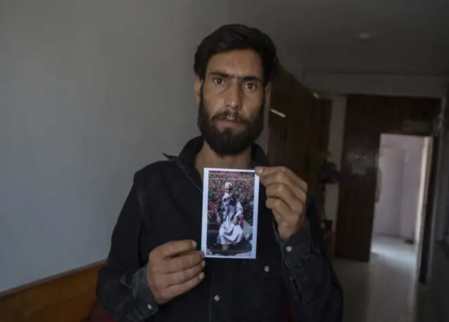 காணாமல் போன தனது தந்தையைப் பற்றி தகவல் தெரிவிக்க டி.வி. நிலையத்துக்கு வந்திருக்கிறார் ஷோயிப் மிர்.