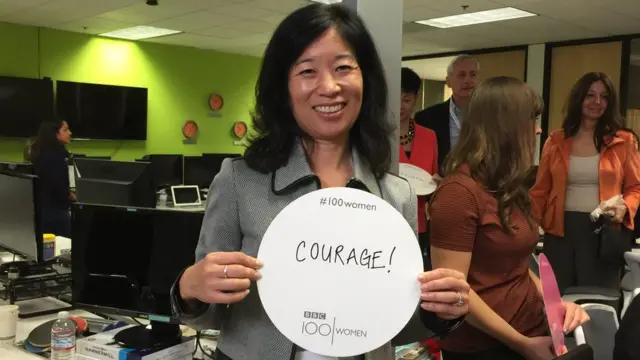 Lori Mackenzie, experta de la Universidad de Stanford, California, en temas de género sostiene un cartel con la palabra "valor"