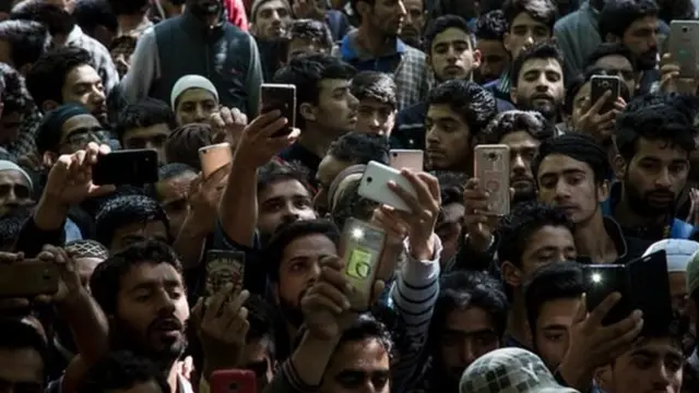 भारत की डिजिटल दौड़, जिसमें लाखों पीछे छूट रहे हैं