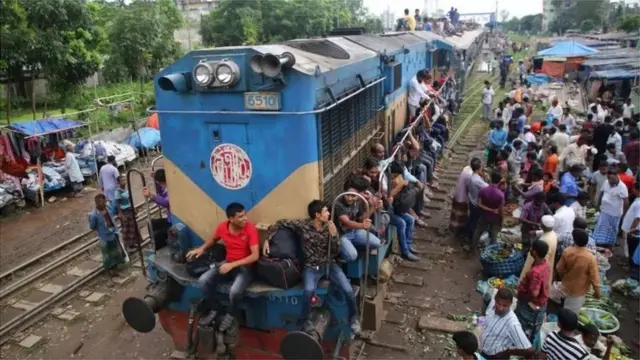 যদিও ট্রেনকে বাংলাদেশে একটি নিরাপদ বাহণ হিসেবে মনে করা হয়, কিন্তু এর ঝুঁকির দিকগুলোও কম নয়