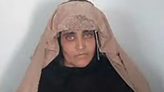 Sharbat Gula baada ya kufikishwa kortini Peshawar Oktoba 26, 2016
