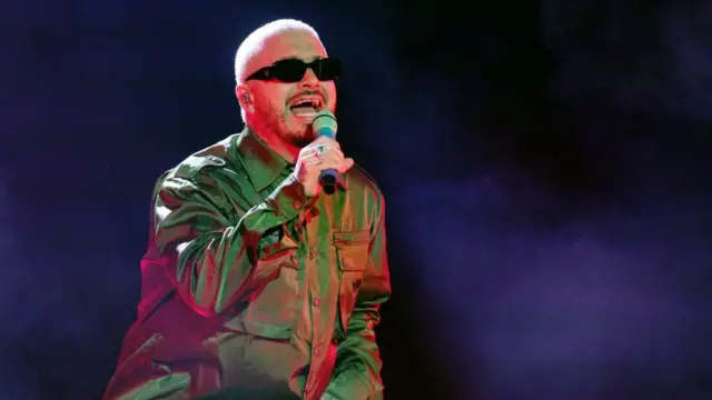 J Balvin, artista colombiano de música urbana canta en un escenario