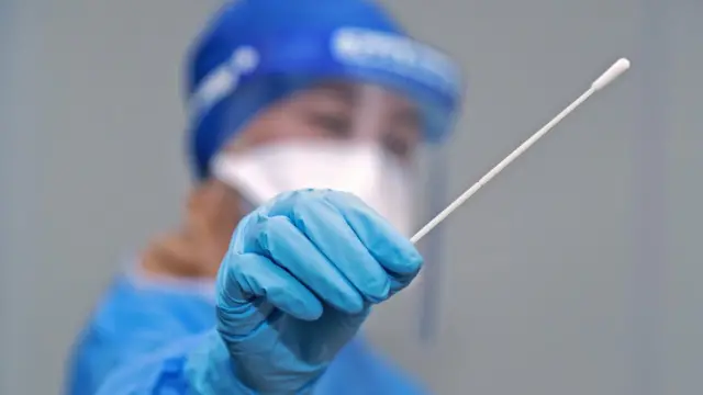 Enfermera con un bastoncillo