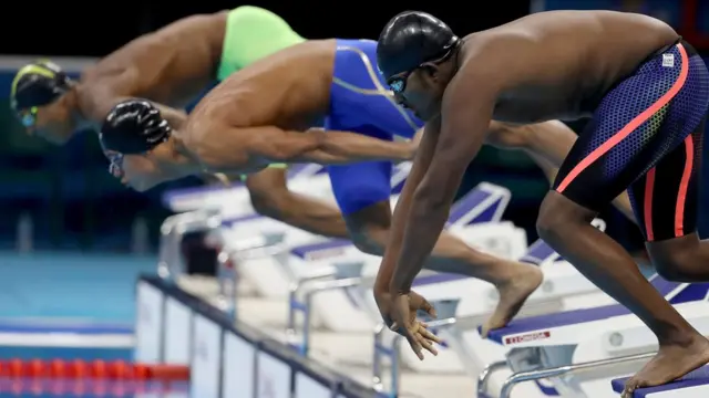 El atleta de Etiopía entrando a la piscina