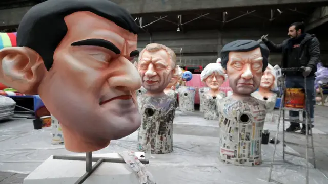 кукольная голова Мануэля Вальса и других французских политиков