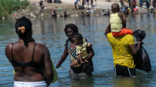 Miles de migrantes haitianos están varados en un precario e improvisado campamento bajo un puente que conecta la ciudad de Del Río, en Texas, con Ciudad Acuña, en México.