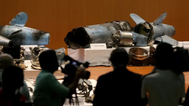 Suudi Arabistan Çarşamba günü bir basın toplantısı düzenleyerek, saldırıda kullanılan insansız hava araçları ve füzelerin parçalarını sergiledi