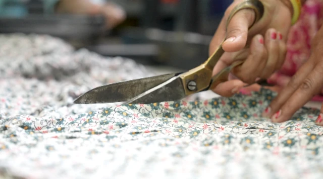 થેલીના કાપડનું કટીંગ કરી રહ્યા છે.
થેલી સીવડવવા આવેલી મહિલાઓ થેલી સીવતા પારુલ બહેન સાથે વાત કરી રહ્યા છે. માય થેલી યાદોની થેલી અમદાવાદ બીબીસી ગુજરાતી જૂના કપડાં પ્લાસ્ટિકનું પ્રદુષણ પ્રદૂષણ