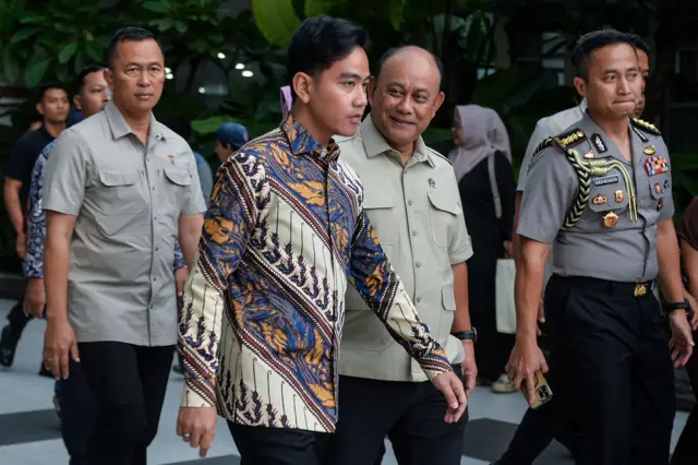 Wakil Presiden Gibran Rakabuming Raka (kedua kiri) didampingi Kepala Badan Gizi Nasional (BGN) Dadan Hindayana (kedua kanan) berjalan meninggalkan gedung RSUD Koja di Jakarta, Kamis (11/12/2025).