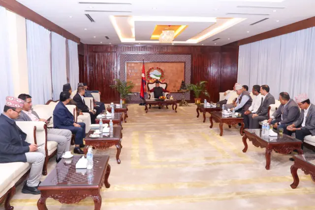 बालुवाटारमा विपक्षी दलका नेताहरूसँग बैठक गर्दै प्रधानमन्त्री