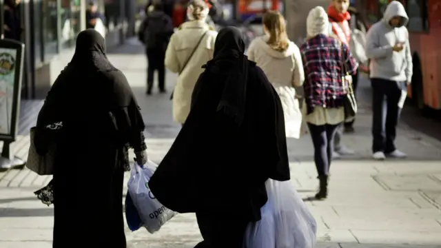 যুক্তরাজ্যে প্রতিবছর অসংখ্য মানুষ রাজনৈতিক আশ্রয়ের জন্য আবেদন করেন