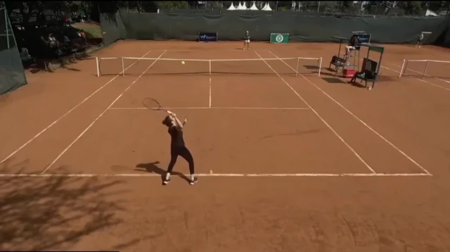 صورة للاعبة المصرية هاجر عبد القادر داخل ملعب تنس خلال مشاركتها في إحدى مباريات البطولة الدولية بنيروبي بكينيا، حيث تظهر وهي تلوح بالمضرب في الهواء استعدادًا لضرب الكرة وإرسالها نحو منافستها الألمانية.