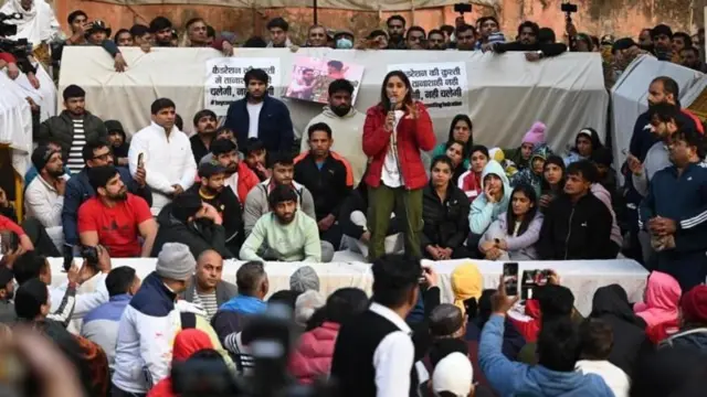 जानेवारी 2023 मध्ये बृजभूषण शरण सिंह यांच्याविरोधात आंदोलन करताना कुस्तीपटू. (फाइल फोटो)