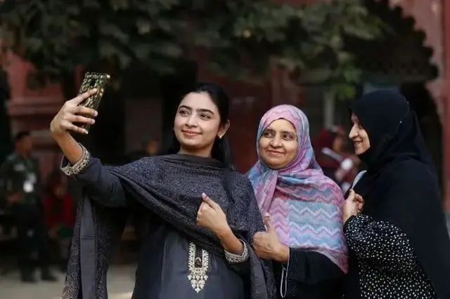 सेल्फ़ी लेतीं बांग्लादेश की महिला वोटर