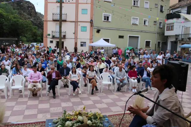 La autora Sonsoles Onega en un conversatorio en la plaza de Libros 