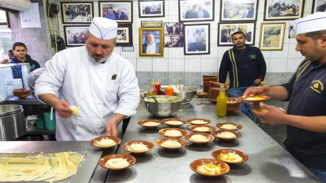 有关鹰嘴豆泥的确切来源仍然极具争议。