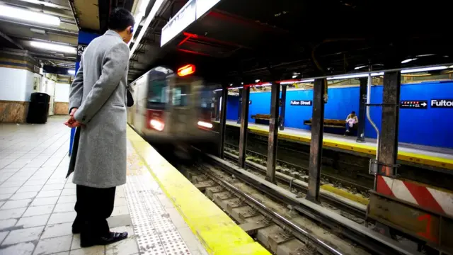 По данным транспортного управления города Нью-Йорка, в течение рабочего дня городская подземка обслуживает примерно 5,7 млн пассажиров