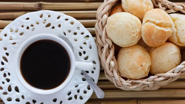 Café com pão de queijo