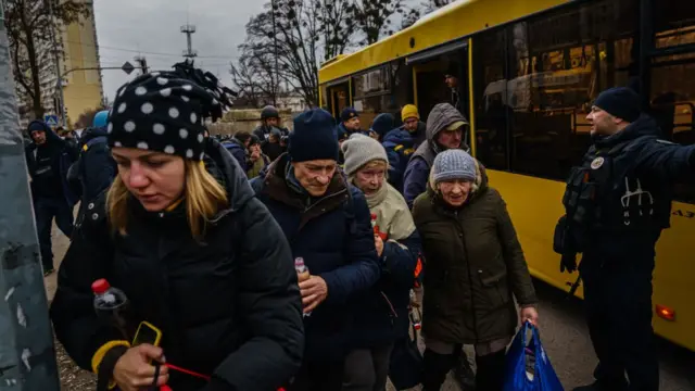 Civiles en un autobús huyendo de Irpín.