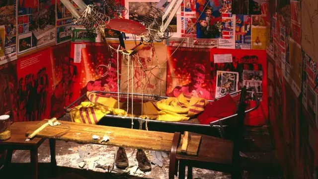 Илья Кабаков. Инсталляция "Человек, который улетел в космос из своей квартиры"