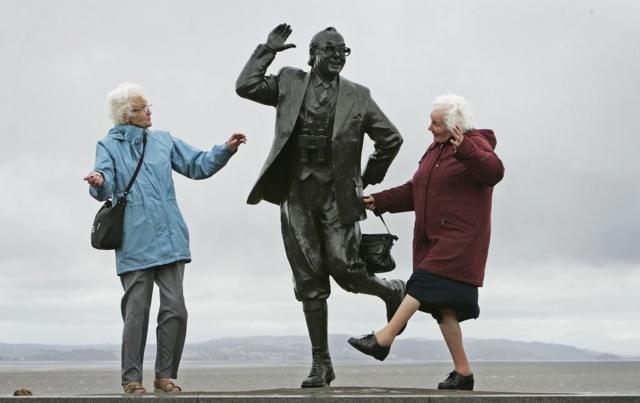две пожилые британки у памятника Эрику Моркаму, 2006 г.