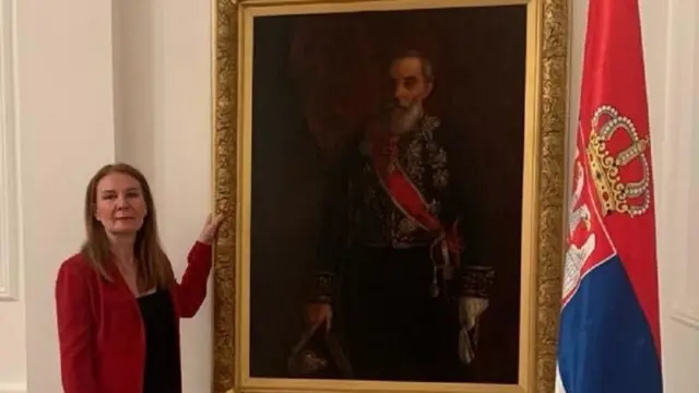 Ambasadorka Aleksandra Joksimović pored portreta