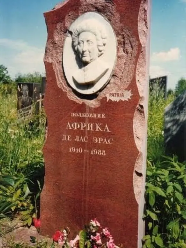 Lápida original colocada en la tumba de África de las Heras en el cementerio Khovanskoye de Moscú.