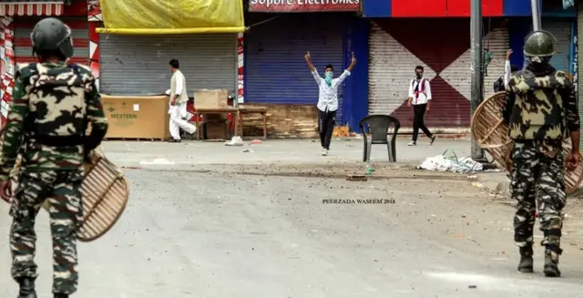 યુવાનો પર ગોળીબાર