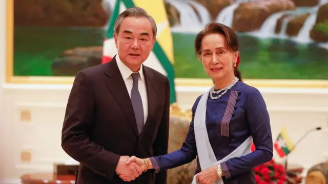 တချို့ကတော့ အိုင်စီဂျေက အမိန့်မချခင် တရုတ်သမ္မတက မြန်မာအစိုးရကို အားပေးတဲ့အနေနဲ့လာရောက်တာလို့ ယူဆတာရှိပါတယ်။